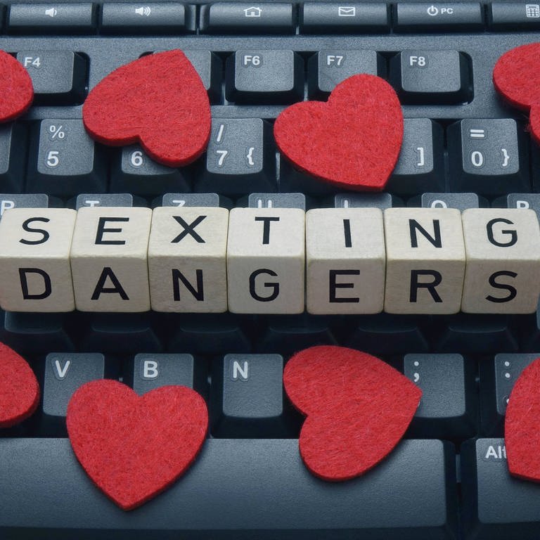 Statt Sexting wurde ein Mann aus der VG Landstuhl mit Nacktfotos erpresst (Foto: IMAGO, IMAGO / Steinach)
