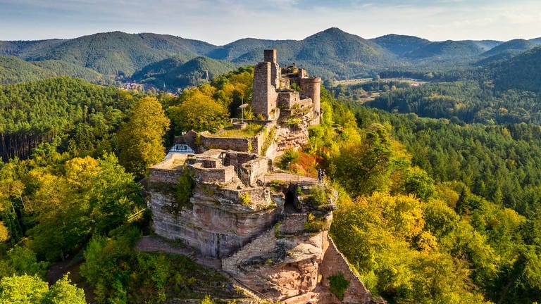 Die Hahnfels-Tour bei Erfweiler in der Südwestpfalz gehört zu den zehn schönesten Wanderwegen Deutschlands. Es gibt unter anderem die Burg Alt-Dahn zu sehen.