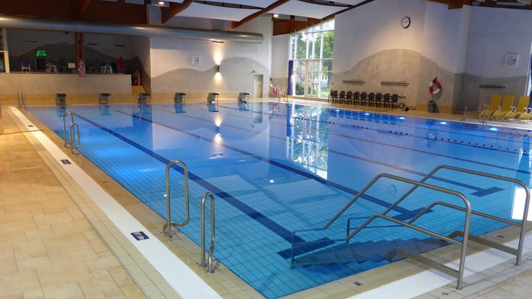 Das Hallenbad Plub in Pirmasens soll künftig im Sommer geschlossen bleiben. Der Schwimmverein Blau-Weiß Pirmasens kritisiert das.