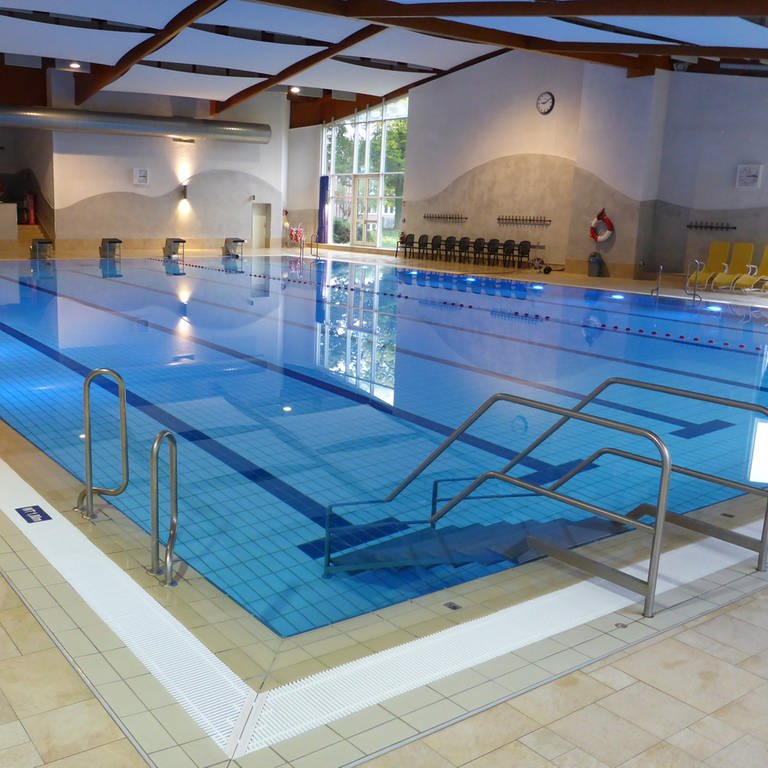 Das Hallenbad Plub in Pirmasens soll künftig im Sommer geschlossen bleiben. Der Schwimmverein Blau-Weiß Pirmasens kritisiert das. (Foto: Pressestelle, Stadtwerke Pirmasens)