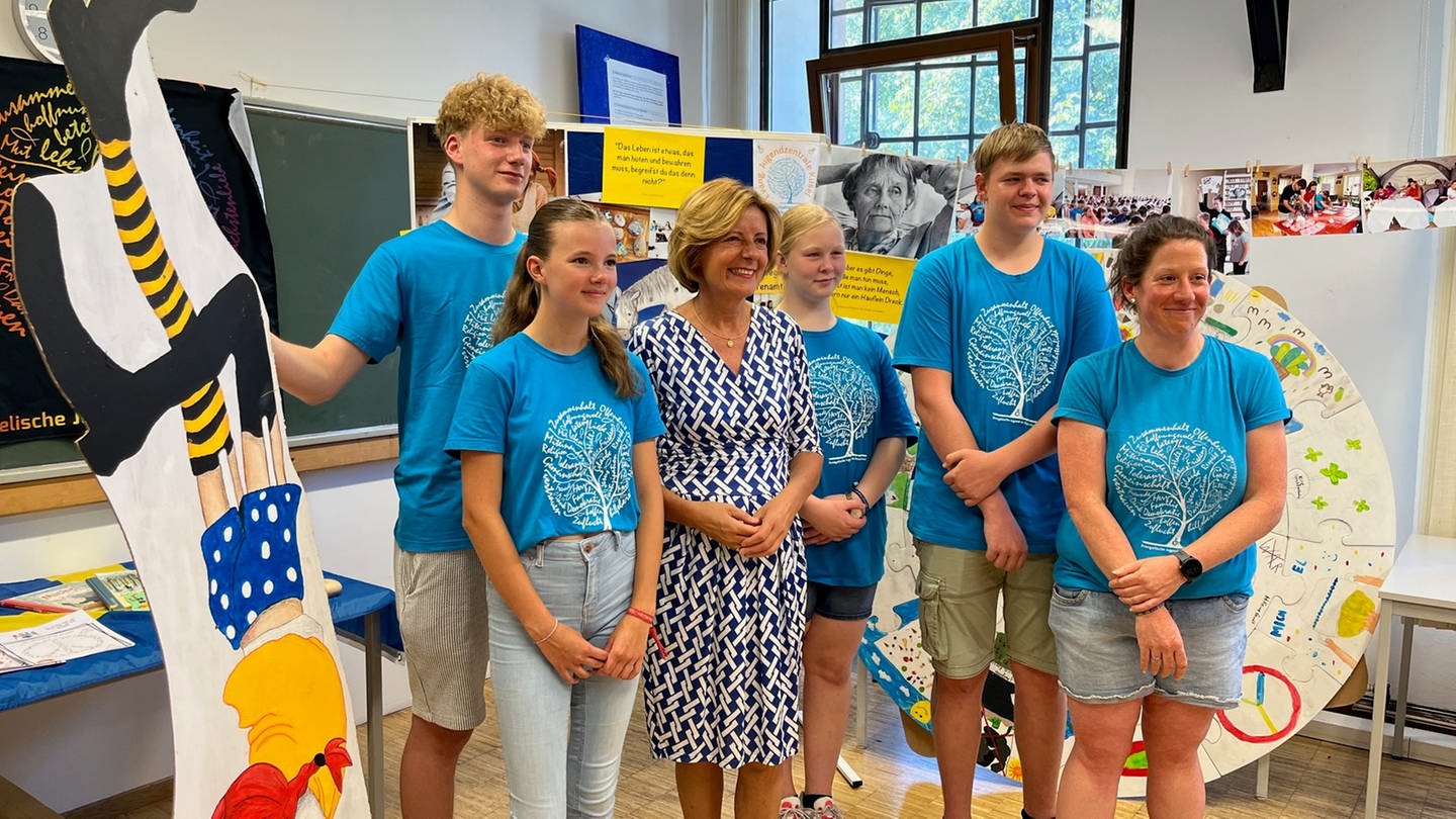 Die Evangelische Jugend stellte Ministerpräsidentin Malu Dreyer in Kusel ihre Kinderferienspielwoche unter dem Motto 