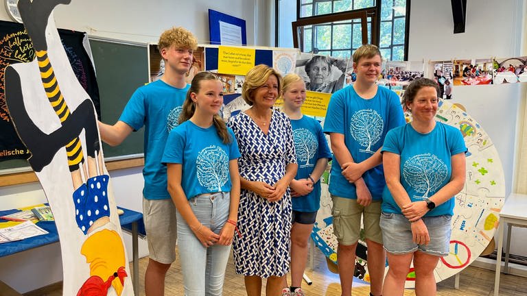 Die Evangelische Jugend stellte Ministerpräsidentin Malu Dreyer in Kusel ihre Kinderferienspielwoche unter dem Motto "Ich mach mir die Welt, wie sie mir gefällt" vor. 