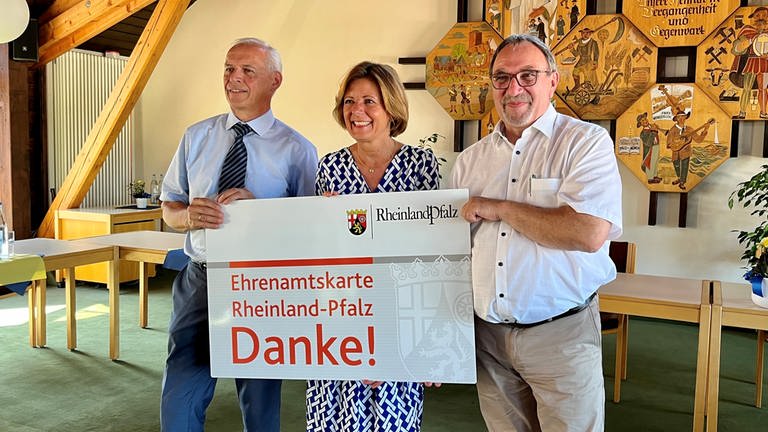 Mit Kusel-Altenglan bietet nun auch die dritte Verbandsgemeinde im Landkreis Kusel die landesweite Ehrenamtskarte an. Von links: Bürgermeister Stefan Spitzer, Ministerpräsidentin Malu Dreyer und Landrat Otto Rubly. 