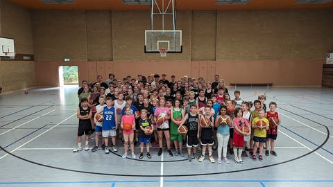 Mit Begeisterung dabei: Mehr als 100 Mädchen und Jungs spielen beim TV Kirchheimbolanden Basketball. (Foto: SWR)