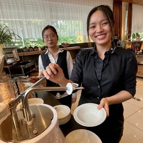 Linh Naht Ta (links) und Yen Hoang Tran aus Vietnam machen eine Ausbildung im Hotel Barbarossahof in Kaiserslautern. Dort fühlen sie sich wohl, haben aber dennoch auch Heimweh.
