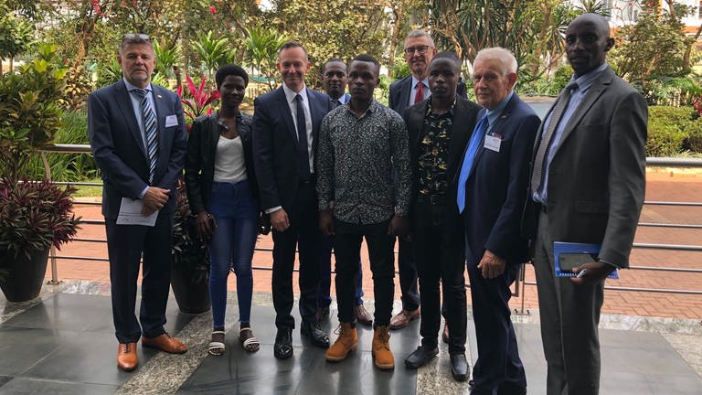 Rema-Firmenchef Reiner Rudolphi (links) bei einer seiner rund 30 Reisen nach Ruanda, hier unter anderem mit dem heutigen Verkehrsminister Volker Wissing (Dritter von links).   (Foto: Rudolphi)