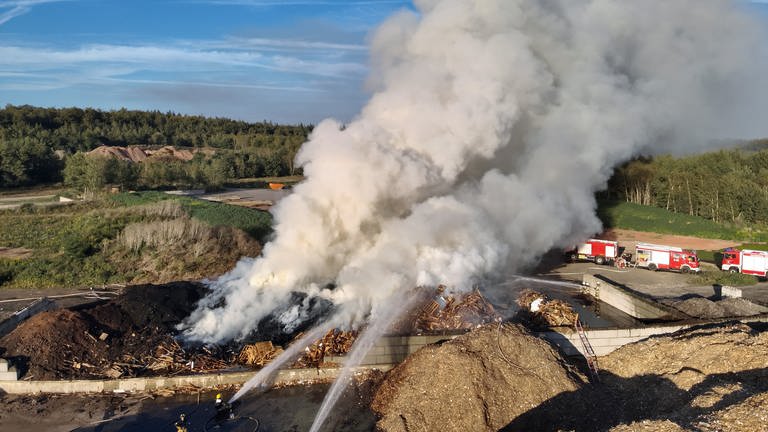 Großbrand in Weilerbach - Holz brennt