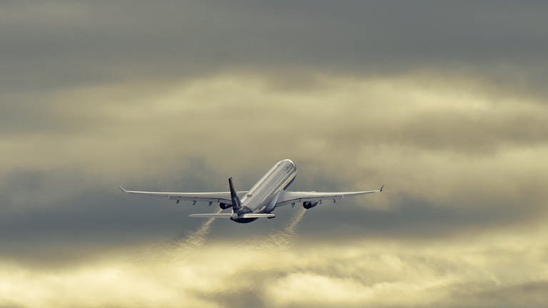 Ein Flugzeug der Lufthansa hat über Baumholder Kerosin abgelassen (Foto: picture-alliance / Reportdienste, picture alliance / Daniel Kubirski | Daniel Kubirski)