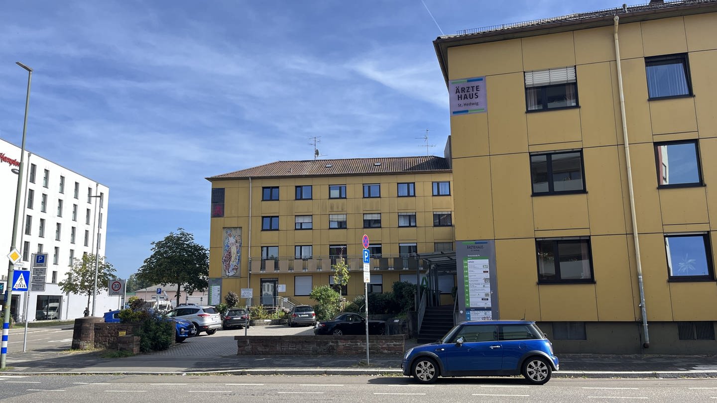 Die neue Longcovid-Anlaufstelle ist eine Art Ableger der ambulanten Praxen des Westpfalz-Klinikums, untergebracht in der Praxis von Lungenspezialist Dr. Stefan Kniele in der Bismarckstraße 74. (Foto: SWR)
