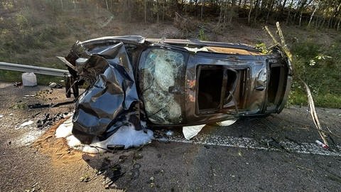 Ein Autofahrer ist auf der A63 zwischen Winnweiler und Sembach im Donnersbergkreis von der Fahrbahn abgekommmen. Die Autobahn musste teilweise gesperrt werden. 