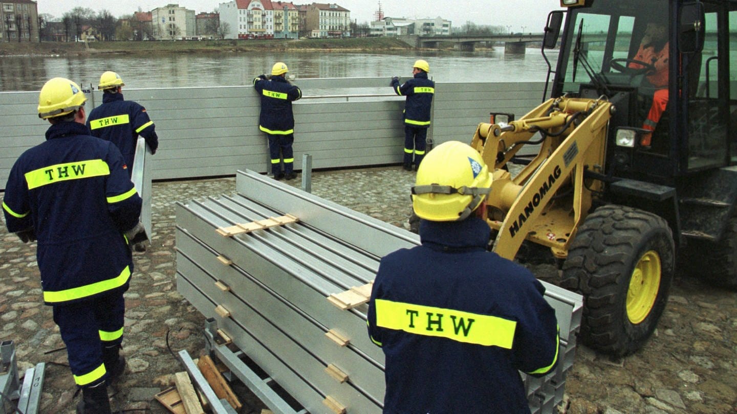 Uni Kaiserslautern forscht und lehrt zu Schutz vor Hochwasser - Mann hängt an Schutzwand zur Ahr (Foto: picture-alliance / Reportdienste, picture alliance/dpa | Thomas Frey)