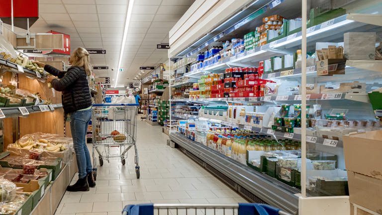 Frau kauft in einem Discounter ein - Lebenshaltungskosten in Pirmasens besonders niedrig (Foto: picture-alliance / Reportdienste, picture alliance/dpa | Markus Scholz)