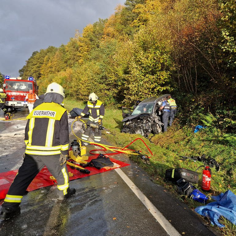 Bei einem Verkehrsunfall auf der B270 bei Waldfischbach-Buralben sind zwei Männer schwer verletzt worden.  (Foto: Pressestelle, Feuerwehr VG Waldfischbach-Burgalben)