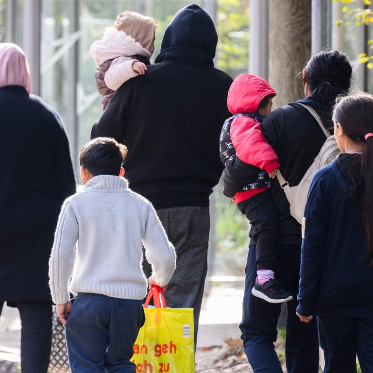 Flüchtlingsfamilie spaziert auf der Straße.