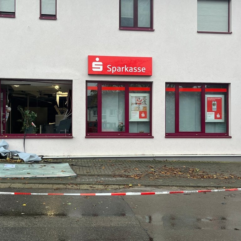 In dieser Sparkasse in Vinningen in der Südwestpfalz wurde der Geldautomat gesprengt. Eine Fensterscheibe ist zerstört. Die Polizei sagte, der Sachschaden sei sehr hoch. (Foto: SWR)