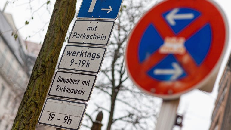 Parken für Anwohner in Kaiserslautern wird teurer - Parverbotsschild mit Hinweis auf Anwohnerparken (Foto: picture-alliance / Reportdienste, picture alliance/dpa | Philipp von Ditfurth)