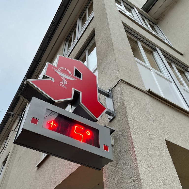 Bis auf die Rote Apotheke als Not-Apotheke bleiben heute alle Apotheken in Kaiserslautern geschlossen. (Foto: SWR)
