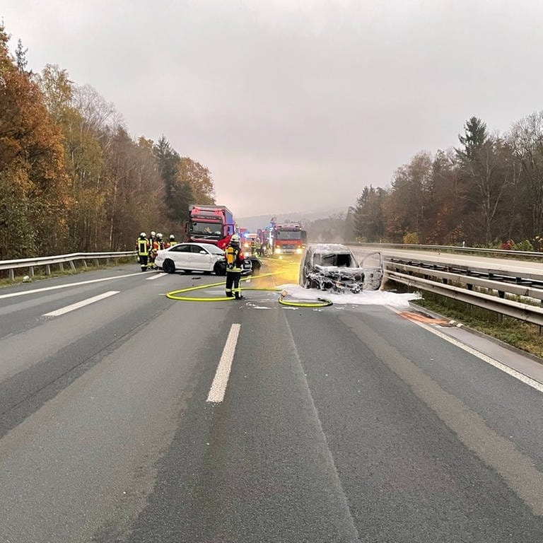Bei dem Unfall am Samstagmorgen auf der A6 zwischen Bruchmühlbach-Miesau und Waldmohr ist ein Auto ausgebrannt.