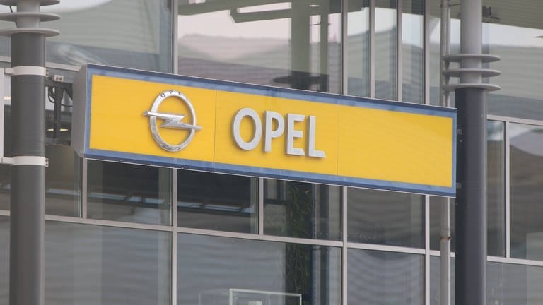 Opel-Logo mit Schriftzug (Foto: IMAGO, MaksimxKonstantinov)