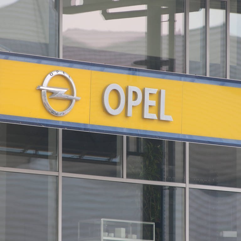 Opel-Logo mit Schriftzug (Foto: IMAGO, MaksimxKonstantinov)