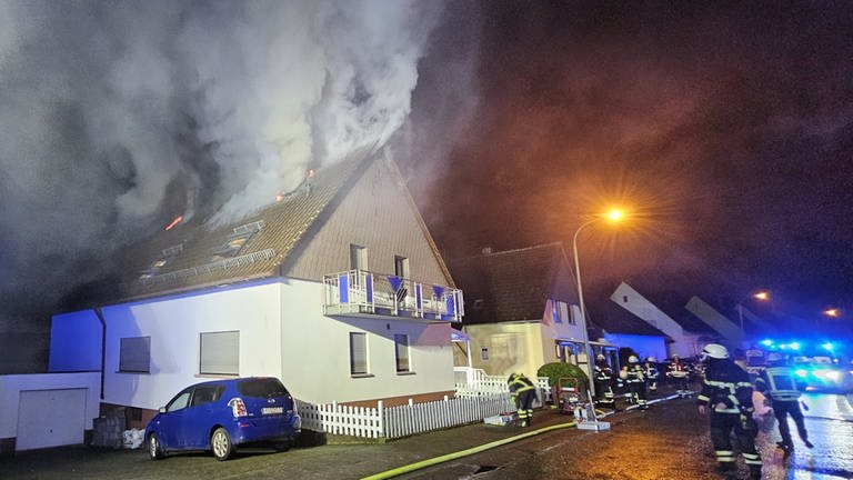 In Schönenberg-Kübelberg hat ein Dachstuhl gebrannt - die Polzei vermutet Brandstiftung. (Foto: Stefan Reichhart PrÖA FF VGOG )