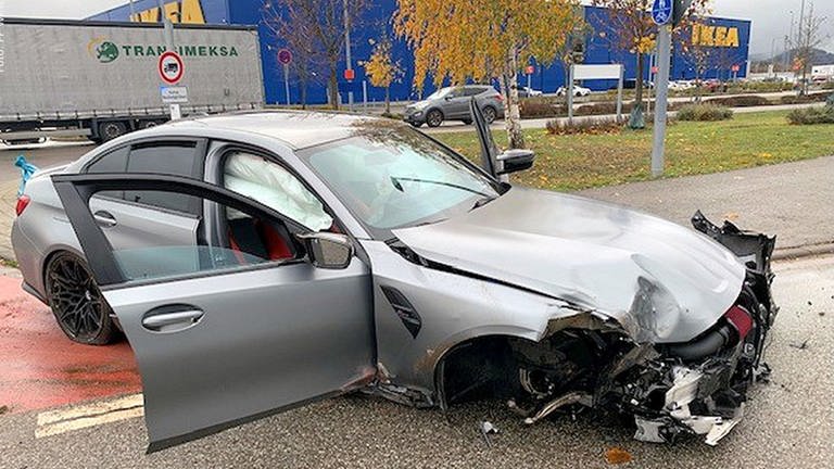 Totalschaden nach Unfall mit Sportwagen im Opelkreisel in Kaiserslautern