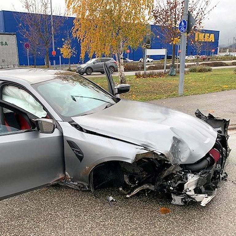 Totalschaden nach Unfall mit Sportwagen im Opelkreisel in Kaiserslautern