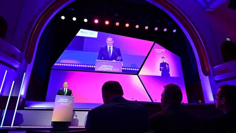 Minister Volker Wissing (FDP) spricht beim Digital-Gipfel des Bundesregierung über Künstliche Intelligenz (Foto: dpa Bildfunk, picture alliance/dpa | Martin Schutt)