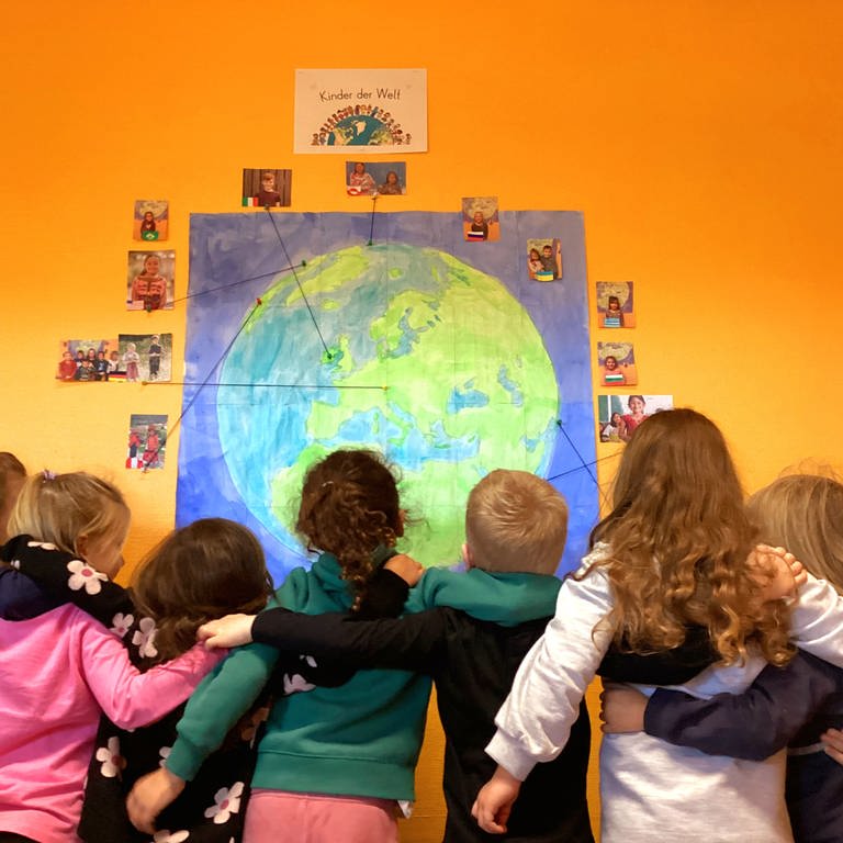Kinder beim Projekt zur Vielfalt in der Kita Regenbogen (Foto: Gemeinde Herschweiler-Pettersheim/Kita Regenbogen)