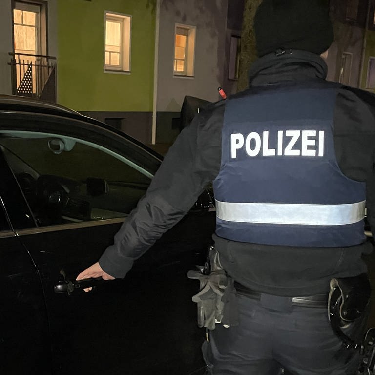 Die Polizei Kaiserslautern kontrolliert offene Autos (Foto: SWR)