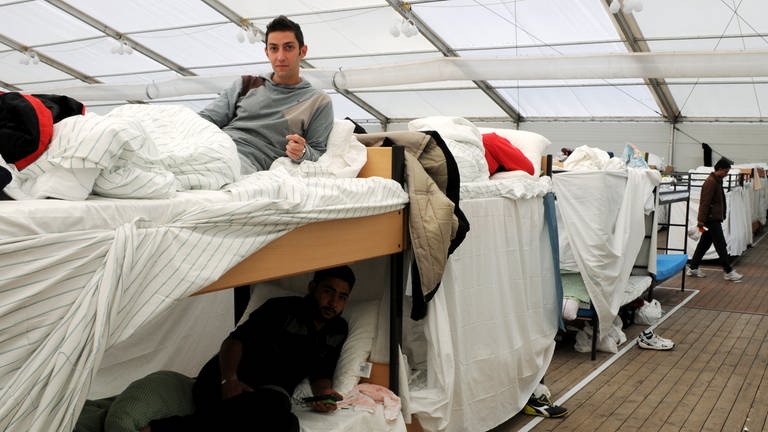 Blick in das Zelt der Flüchtlingsunterkunft in Kusel (Archivbild) (Foto: picture-alliance / Reportdienste, picture alliance / dpa | Peter Zschunke (Archivbild))