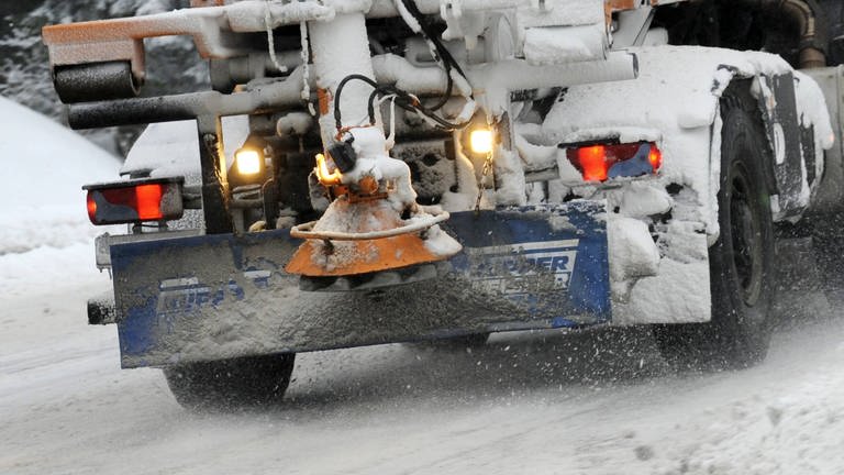 Streufahrzeug im Einsatz beim Winterdienst (Foto: IMAGO, IMAGO / Winfried Rothermel)