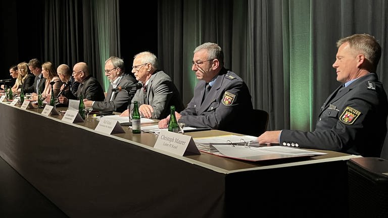 Zur Kriminalität in Kusel Christoph Maurer (rechts), Leiter der Polizeiinspektion Kusel, und Ralf Klein (2.v.r.), Leiter der Polizeidirektion des Polizeipräsidiums Westpfalz. (Foto: SWR)