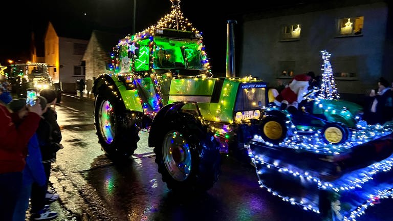 Auch im Donnersbergkreis sind an den Adventswochenenden wieder Landwirte mit leuchtenden Traktoren unterwegs. 