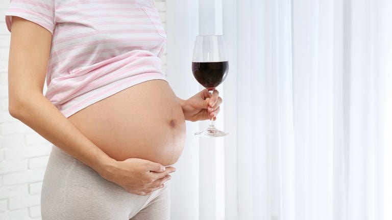 Viele Menschen wissen nicht um die unheilbaren Folgen für das Kind, wenn die Mutter während der Schwangerschaft trinkt, so FASD-Beraterin aus Kaiserslautern. (Symbolbild) (Foto: IMAGO, IMAGO / Pond5 Images)