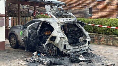 In Otterberg haben offenbar Unbekannte zwei Autos angezündet. (Foto: SWR)