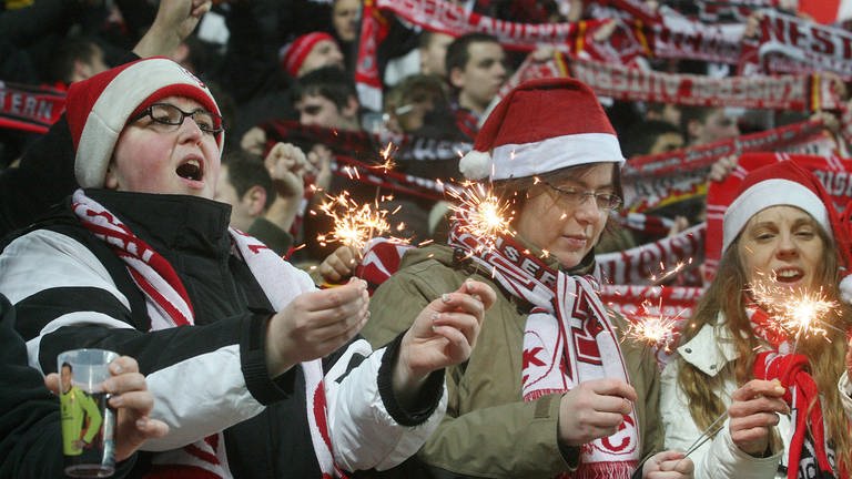 Die Fans des 1. FC Kaiserslautern kommen zum Weihnachtssingen uffm Betze zusammen.