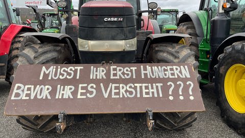Landwirte wollen heute mit ihren Traktoren durch Kaiserslautern fahren, um hier gegen die Kürzungen der Agrarsubventionen zu protestieren. (Foto: SWR)