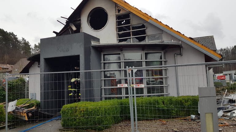 Durch die Sprengung von Geldautomaten in einer Volksbank in Bundenthal geriet das Gebäude in Brand und brannte aus.