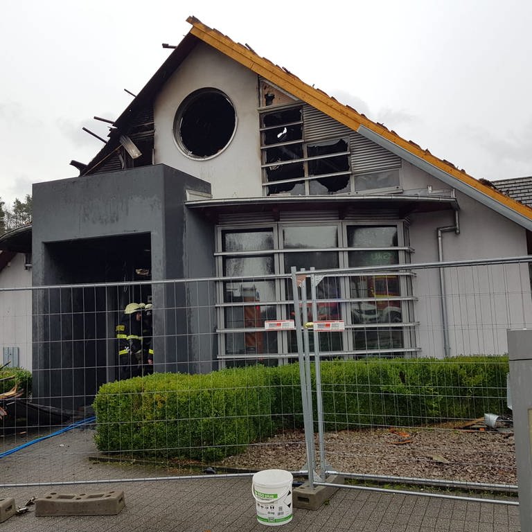 Durch die Sprengung von Geldautomaten in einer Volksbank in Bundenthal geriet das Gebäude in Brand und brannte aus.