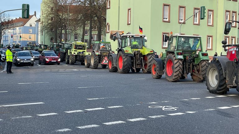 Rund 300 Traktoren sind in der Innenstadt von Kaiserslautern unterwegs.