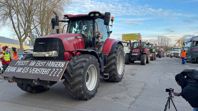 Rund 300 Traktoren sind auf einer Demonstrationsfahrt durch Kaiserslautern. 
