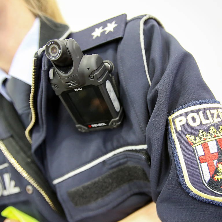 Eine Polizistin aus RLP trägt eine Bodycam. (Symbolbild) (Foto: dpa Bildfunk, picture alliance/dpa | Fredrik von Erichsen)
