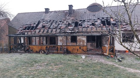 Das Wohnhaus in Martinshöhe ist durch das Feuer komplett ausgebrannt.