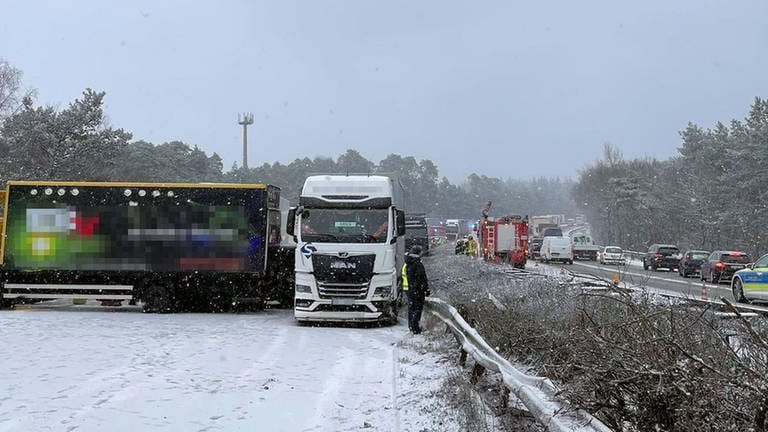 Auf der A6 geht nichts mehr. Seit Stunden ist die Autobahn bei Enkenbach komplett gesperrt. (Foto: Polizeipräsidium Westpfalz)