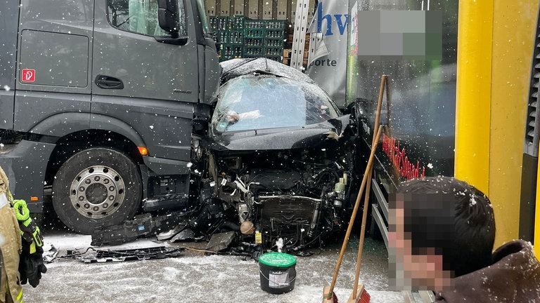 Auf der A6 geht nichts mehr. Seit Stunden ist die Autobahn bei Enkenbach komplett gesperrt. (Foto: Polizeipräsidium Westpfalz)