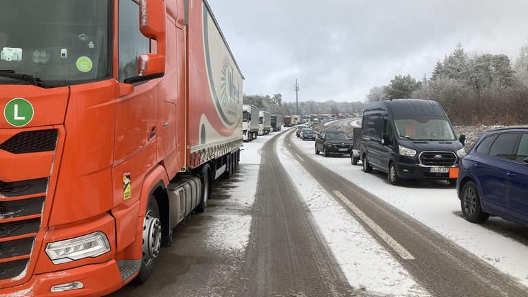 Seit Stunden geht auf der A6 bei Enkenbach-Alsenborn nichts mehr. (Foto: SWR)