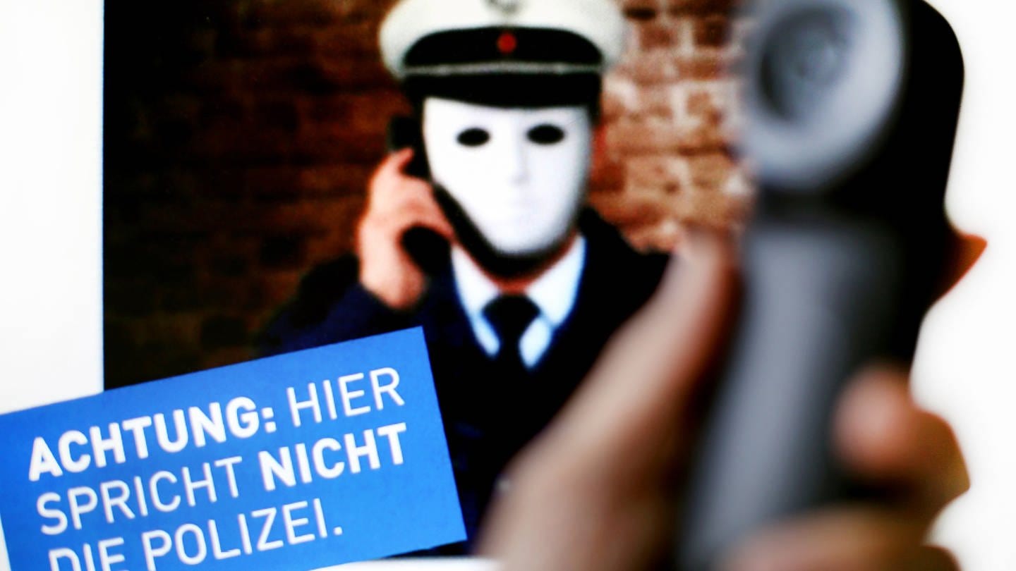 In Kaiserslautern haben falsche Polizisten eine Seniorin um mehrere zehntausend Euro betrogen. (Foto: picture-alliance / Reportdienste, picture alliance/dpa | Martin Gerten)