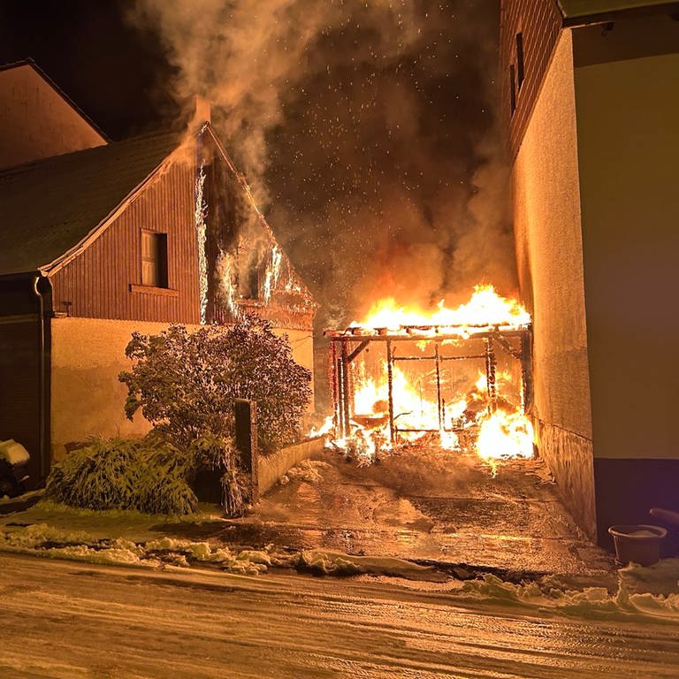 Ein brennender Schuppen in Heinzenhausen im Kreis Kusel.  (Foto: Polizei Lauterecken)