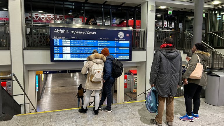 Trotz des Streiks bei den Lokführern "wagten" sich ein paar Menschen an den Hauptbahnhof in Kaiserslautern. Es fallen, Dank des Notfallfahrplans, nicht alle Verbindungen aus.